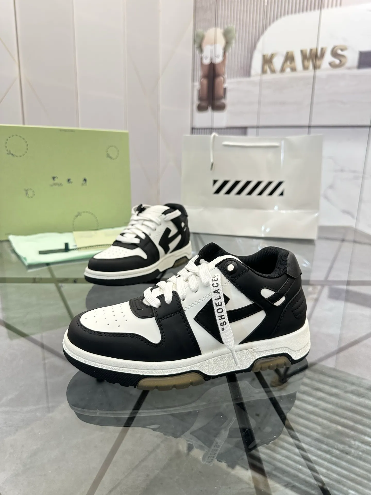 Selling men's shoes 💰: 💰P560¥ High-end top quality (leather buckle plus 10) Product trademark: OFF WHITE * "OFF WHITE*" low-top casual shoes Regular size: 35-45 (can be customized to 46) Couple style Product material: imported first-layer cowhide leather upper, breathable lining, original outsole. No.: H203